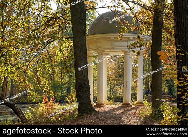 30 October 2021, Saxony, Leipzig: The Diana Temple in the Lützschena Palace Park in the Leipzig district of Lützschena-Stahmeln