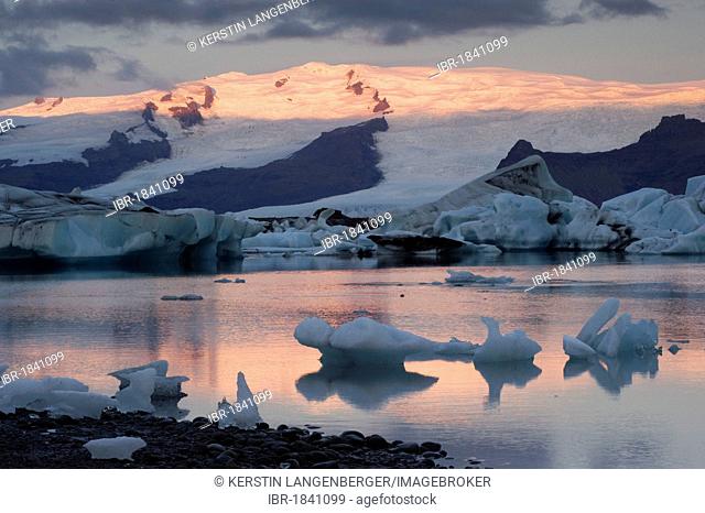 Joekulsárlón glacier lagoon and Vatnajoekull glacier, Breiðamerkursandur, South Iceland, Iceland, Europe