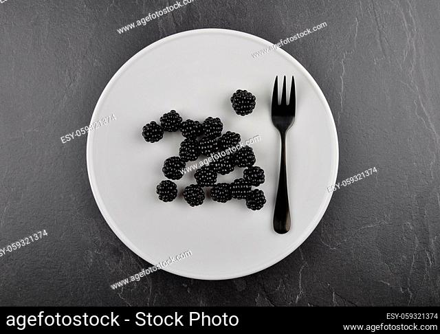 Brombeeren auf Teller und Schiefer - Blackberries on plate and shale