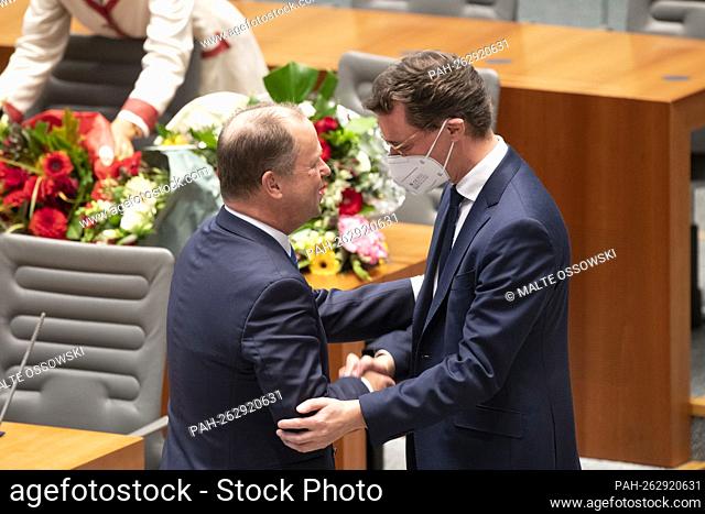 Hendrik WUEST, Wust, CDU, the new Prime Minister of North Rhine-Westphalia, receives congratulations from Dr. Joa? Chim STAMP, FDP, minister for children