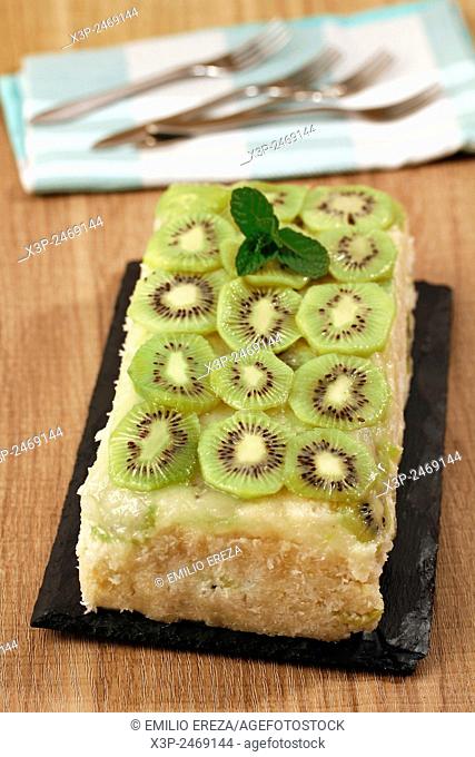 Cold cake of almonds and kiwifruit