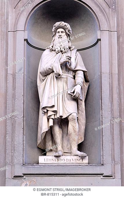 Statue of the universal genius Leonardo da Vinci, Renaissance, at the Uffizi in Florence, UNESCO World Heritage Site, Tuscany, Italy, Europe
