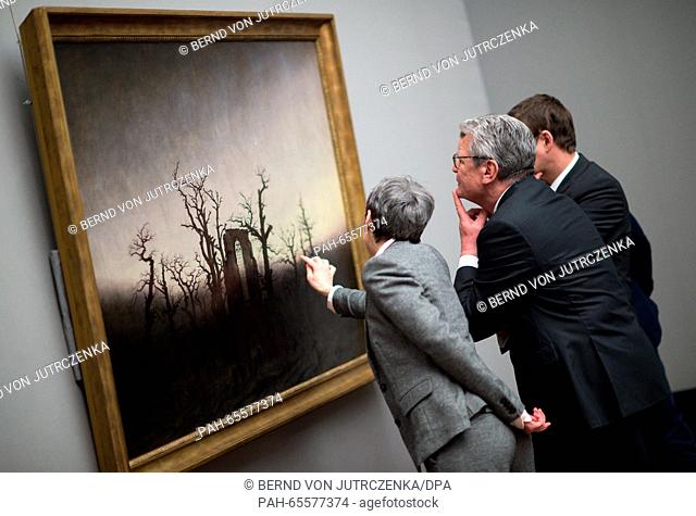 German President Joachim Gauck, and head of the Federal President's Office, David Gill (r), are guided by restorer Kristina Moesl (l) through the special...