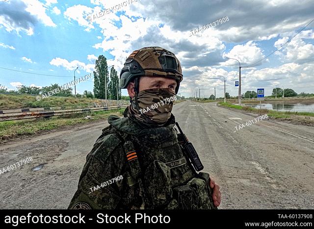 RUSSIA, KHERSON REGION - JUNE 27, 2023: A Russian serviceman guards an area by a road junction near the village of Alyoshki on the route to the Antonovka Road...