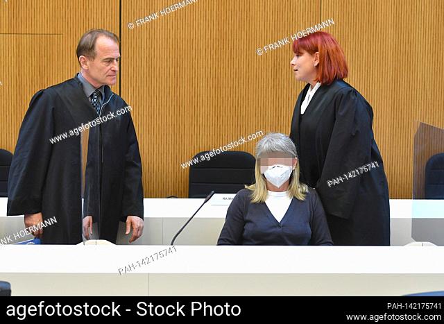 The defense player of the accused Susanne G. (FACE PIXELED). left: Attorney Wolfram NAHRATH and attorney Nicole SCHNEIDERS