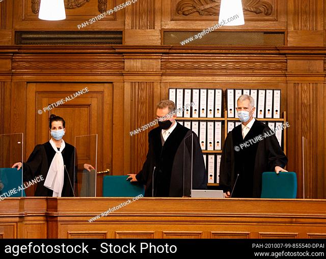 07 October 2020, Berlin: Judge Olaf Arnoldi (r) and his colleagues take their seats in the courtroom of the Moabit criminal court at the beginning of the trial...