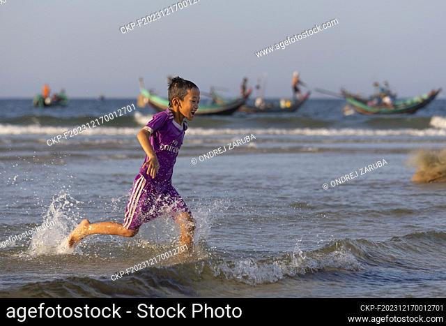 local children having fun on sand beach (CTK Photo/Ondrej Zaruba)