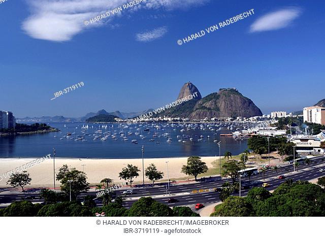 Botafogo beach, Sugarloaf Mountain or Pão de Açúcar at back, Botafogo, Rio de Janeiro, Rio de Janeiro State, Brazil