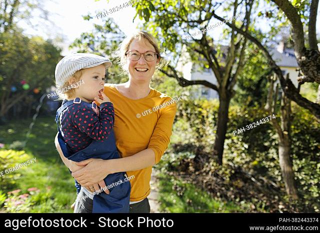 Portrait of a mother with child. Copyright: Ute Grabowsky/photothek.de || Model release available. - Bonn/Deutschland