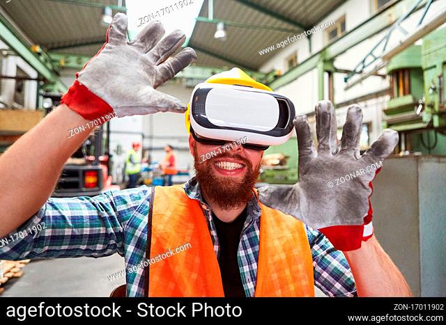 Arbeiter in einer Virtual Reality Simulation mit VR-Brille erforscht die Fabrik der Zukunft