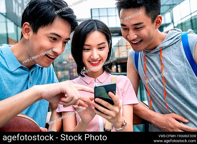Happiness of college students in outdoor mobile phone