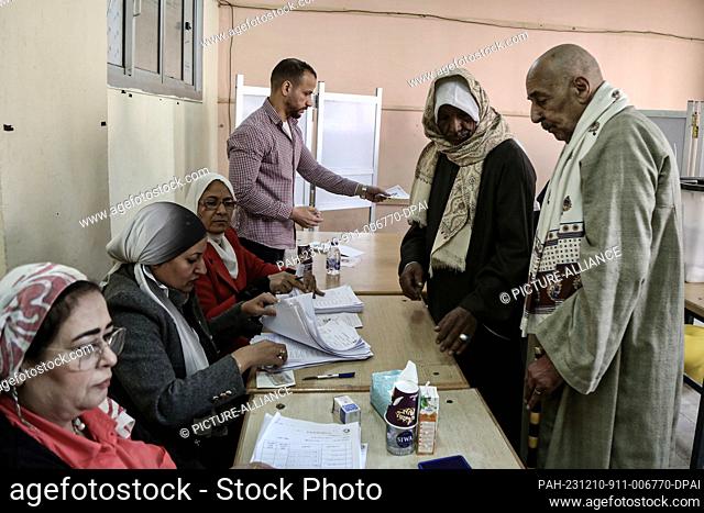 10 December 2023, Egypt, Cairo: Egyptians cast their ballot at a polling station during the presidential election. Photo: Nader Nabel/dpa