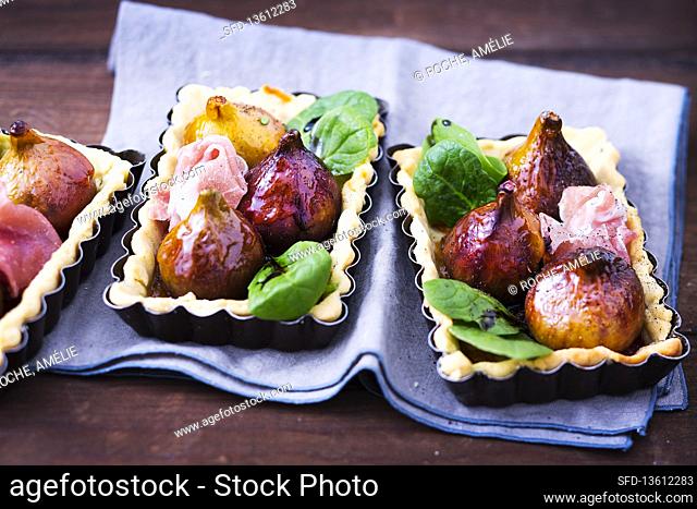 Tartlets with figs, honey and Parma ham