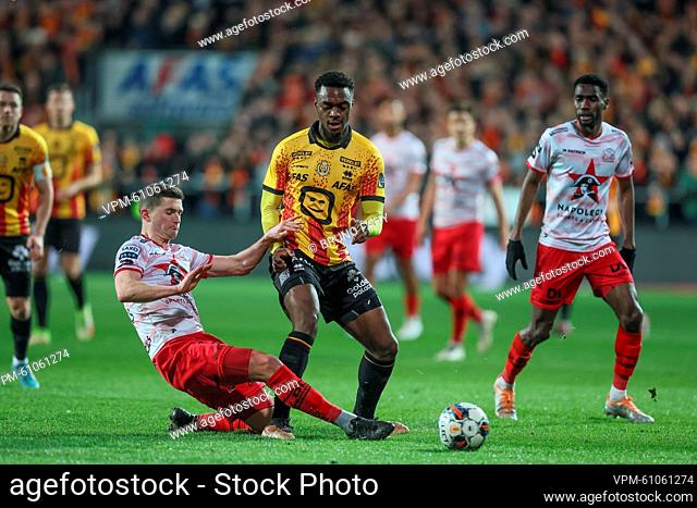 Essevee's Nicolas Rommens and Mechelen's Julien Ngoy fight for the ball during a soccer game between KV Mechelen and SV Zulte Waregem