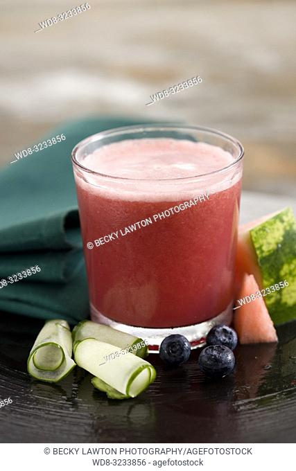 zumo de sandia, arandano y pepino. / Watermelon, cranberry and cranberry juice