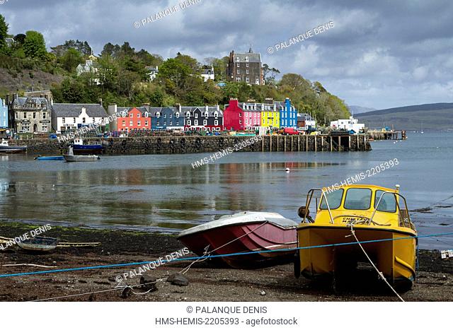 United Kingdom, Scotland, Hebrides, Isle of Mull, Tobermory, pier and town, barques at low tide