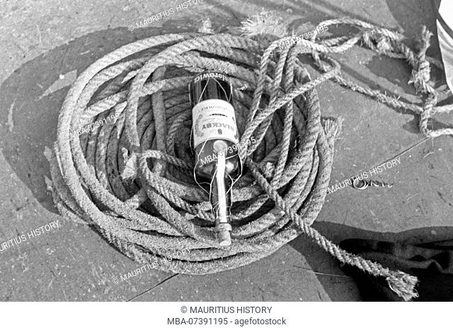 Eine Flasche Rum zwischen den Tauen auf Deck, Deutschland 1930er Jahre. A bottle of rum between ropes on deck, Germany 1930s