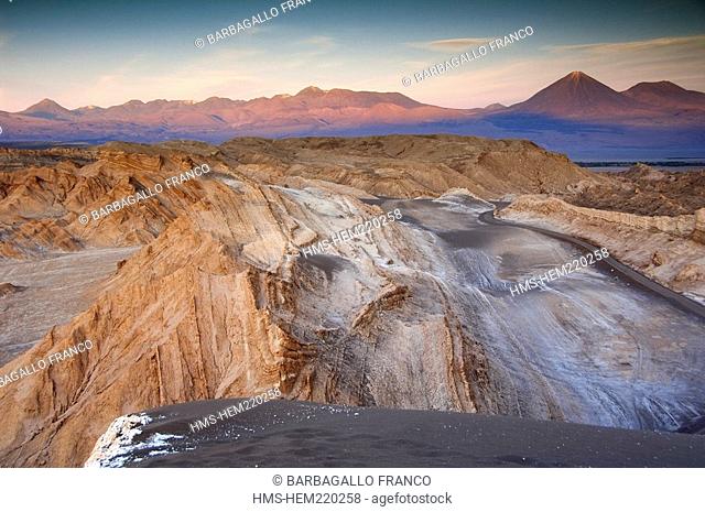 Chili, Antofagasta Region, Altiplano, San Pedro de Atacama, Moon Valley, sunset