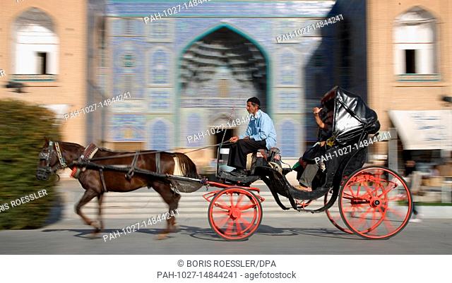 Tourists ride a horse cab past Shaykh Lutfallah Mosque in Esfahan, Iran, in March 2009. Esfahan is with 1.6 million inhabitants one of central Iran?s biggest...