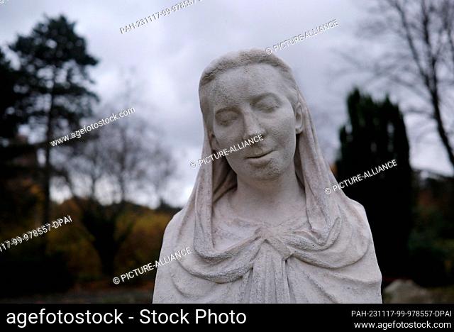 16 November 2023, Saxony, Leipzig: A sculpture at a gravesite in the South Cemetery. The dead are commemorated in Germany on Volkstrauertag (19.11