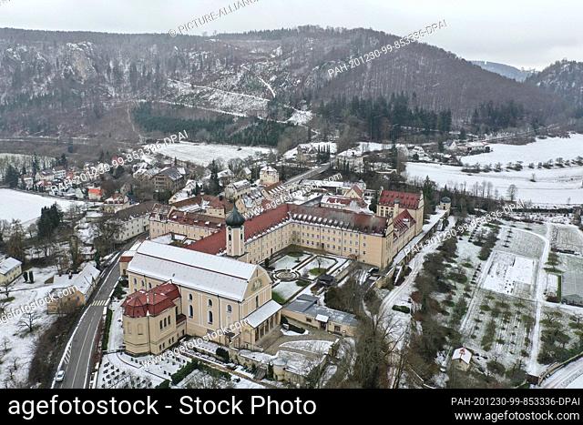 30 December 2020, Baden-Wuerttemberg, Beuron Im Donautal: The monastery Beuron is located in the Danube valley, where it starts to snow