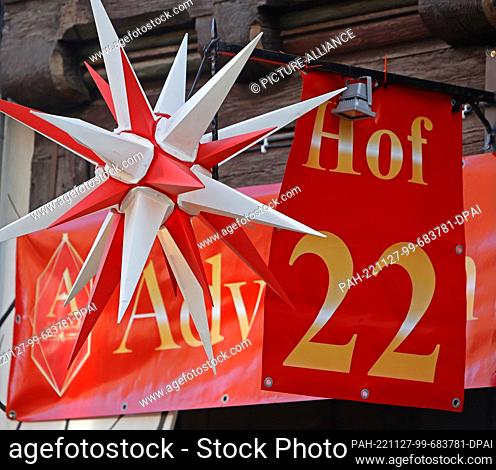 27 November 2022, Saxony-Anhalt, Quedlinburg: A sign reading ""Hof 24"" hangs above the entrance to a medieval courtyard