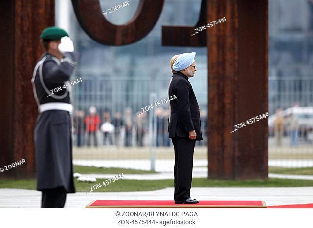 Berlin, 11. April 2013. Begruessung des indischen Premierministers Manmohan Singh mit militaerischen Ehren durch Bundeskanzlerin Angela Merkel im Ehrenhof des...