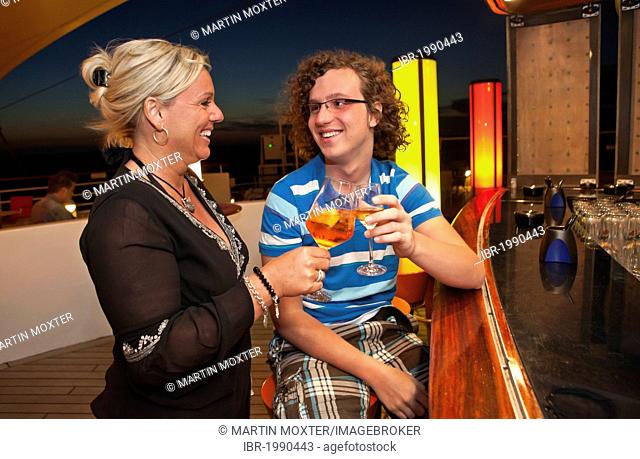 Aida Club Cruiser, tourists having a drink at the bar, Majorca, Spain, Europe - Attention: Restricted right of use! Please ALWAYS contact the press office...