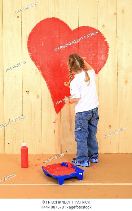 Mädchen malt Herz auf Holzwand, Studio, Zuerich, Switzerland