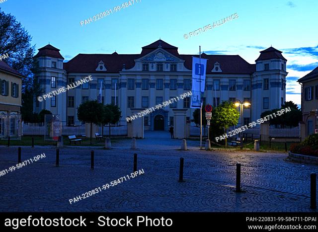 31 August 2022, Baden-Wuerttemberg, Tettnang: The new castle next to the city hall is no longer illuminated during the Blue Hour. Around 8:30 p.m