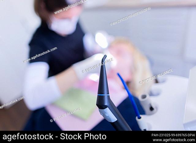 23 October 2023, North Rhine-Westphalia, Mönchengladbach: A dental assistant is cleaning a patient's teeth in the dental practice of Dr. Kranz