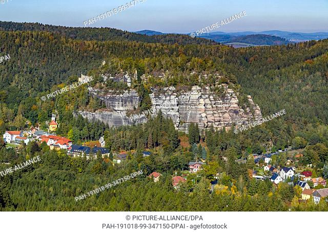 07 October 2019, Saxony, Oybin: View to the health resort Oybin in the Zittau Mountains at the border to the Czech Republic and Poland