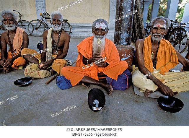 Sadhus with begging bowls, entrance to Tiruchendur Sea-Temple for Lord Subrahmanyam, Tiruchendur, Tamil Nadu, South India, India, Asia