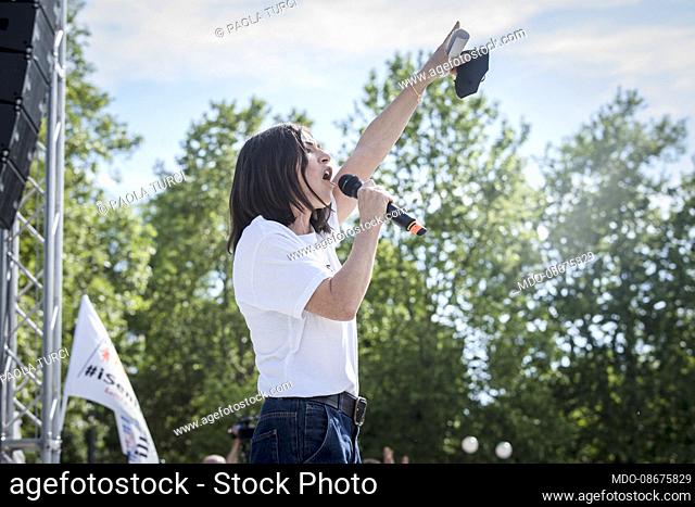Italian singer-songwriter Paola Turci speaks at the Tempo Scaduto demonstration, organized by the Sentinelli of Milan at the Arco della Pace to request the...