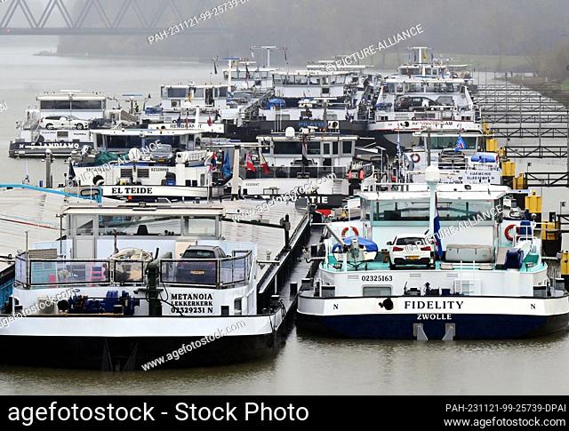 21 November 2023, Baden-Württemberg, Iffezheim: Several barges are moored to the dolphins in front of the Iffezheim Rhine lock
