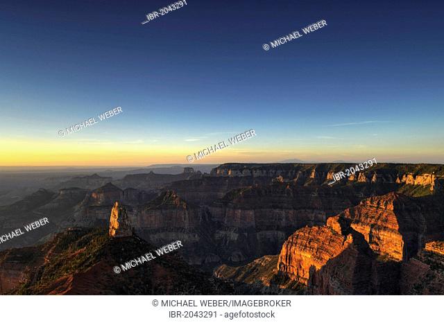 View from Point Imperial towards Mount Hayden and Alsap Butte, Coconimo Rim, Palisades of the Desert, Cedar Mountain, first light at sunrise