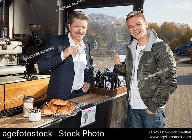 14 November 2022, Lower Saxony, Lüneburg: Actors Hardy Krüger Jr. (l) as Ralf, and Maurice Pawlewski as Marvin Köpke stand at a mobile café booth during a photo...