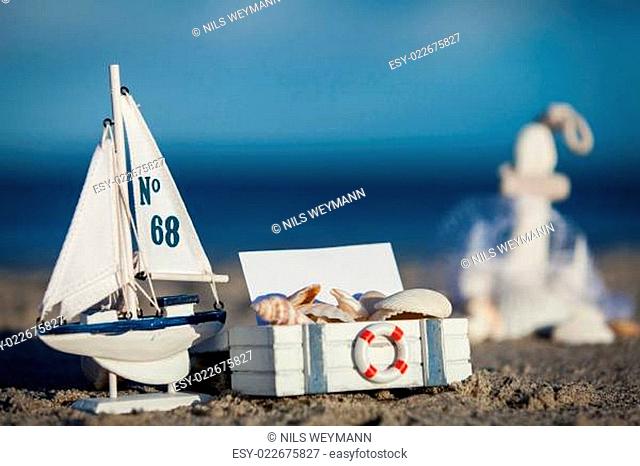 segelboot und muscheln im sand dekoration urlaub