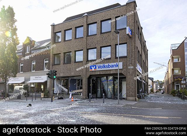 25 September 2023, North Rhine-Westphalia, Erfstadt: A badly damaged storefront of a bank branch. Unknown persons blew up an ATM at a bank branch in Erftstadt...