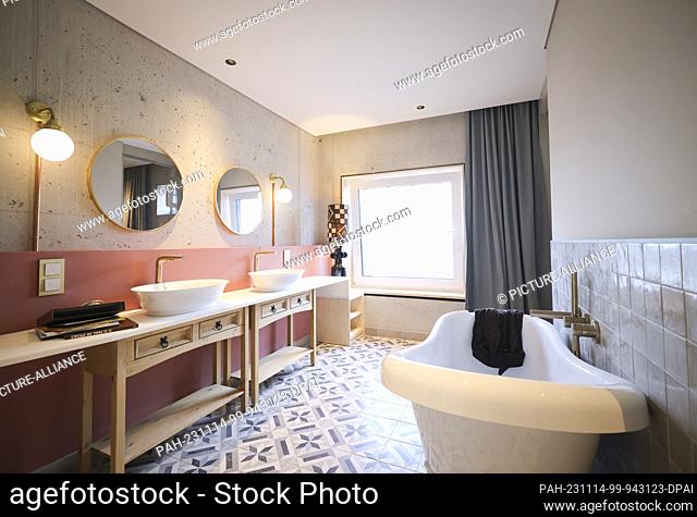 14 November 2023, Hamburg: View into the bathroom of a suite, designed by presenter Barbara Schöneberger, during a media tour of the new ""Villa Viva Hamburg""...