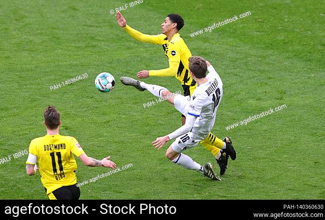 Jude BELLINGHAM (DO) versus Fabian KUNZE (BI), action, duels, soccer 1st Bundesliga, 23rd matchday, Borussia Dortmund (DO) - Arminia Bielefeld (BI) 3: 0, on 02