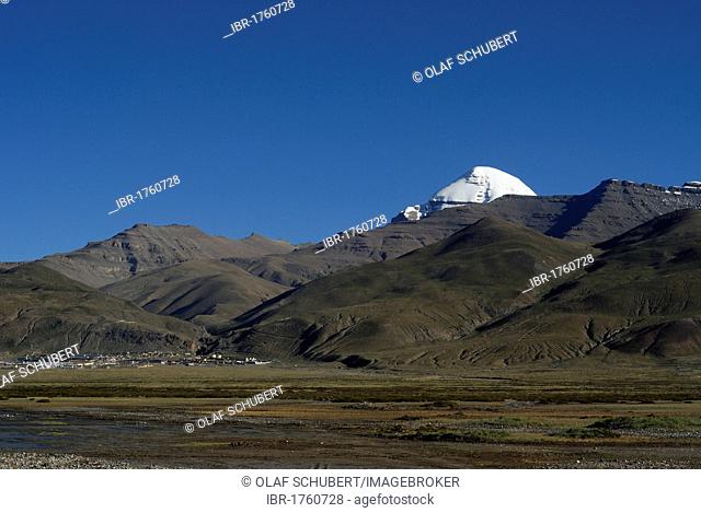 Mount Kailash, Tibetan Kang Rinpoche, 6638 m, with the start of a kora, circumambulation, Darchen, Western Tibet, Ngari Province, Tibet, China, Asia