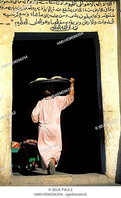 Egypt, Upper Egypt, Nile Valley, surroundings of Luxor, West Thebes, Qurna, woman carrying bread