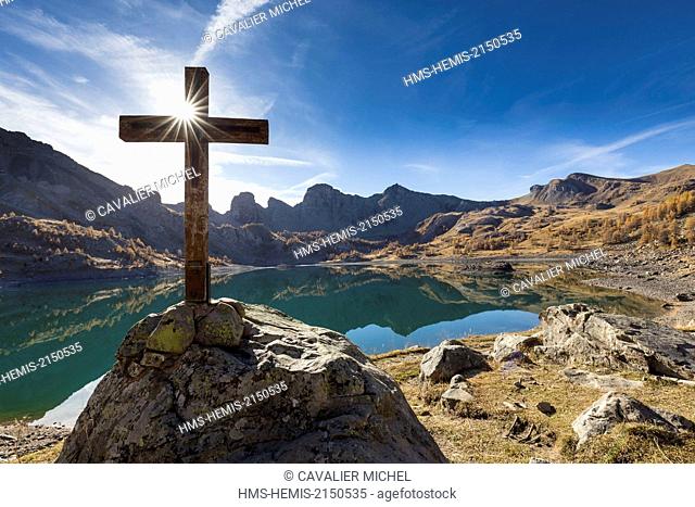France, Alpes de Haute Provence, Parc National du Mercantour (National park of Mercantour), Haut Verdon, wooden cross by the lake of Allos (2 228m) in autumn