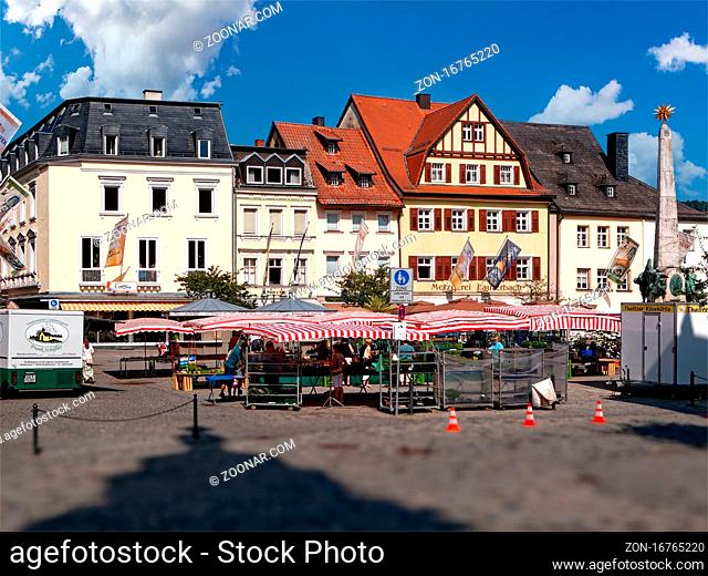 Der Wochenmarkt in Kulmbach vor historischen Fassaden am Marktplatz