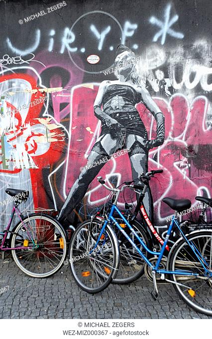 Germany, Berlin, Kreuzberg, Graffitis and bicycles