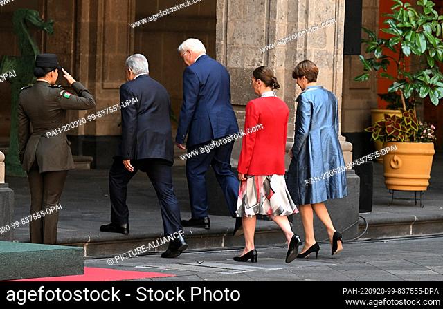 20 September 2022, Mexico, Mexiko-Stadt: German President Frank-Walter Steinmeier and his wife Elke Büdenbender are welcomed with military honors by Andrés...
