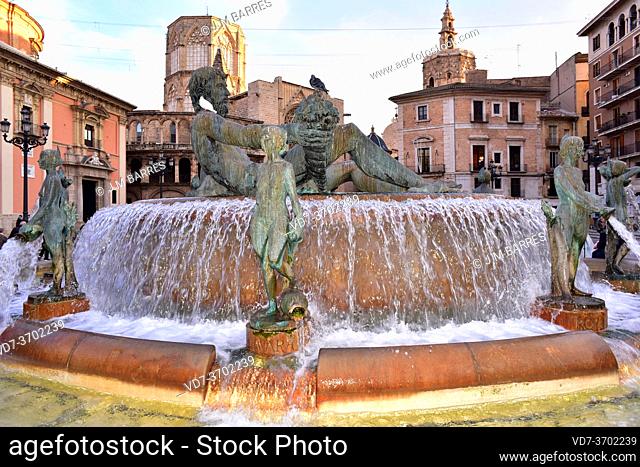 Valencia, Plaza de la Virgen with ornamental fountain (font del Turia). Comunidad Valenciana, Spain