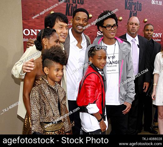 Jada Pinkett Smith, Will Smith, Jaden Smith, Jackie Chan, Trey Smith y Willow Smith en el estreno de Los Ángeles de 'The Karate Kid' celebrado en el Teatro Mann...