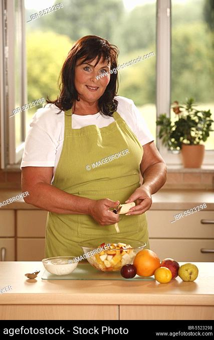 Woman prepares fruit salad, prepare, bowl, peel, peel, yoghurt, cut small, knife